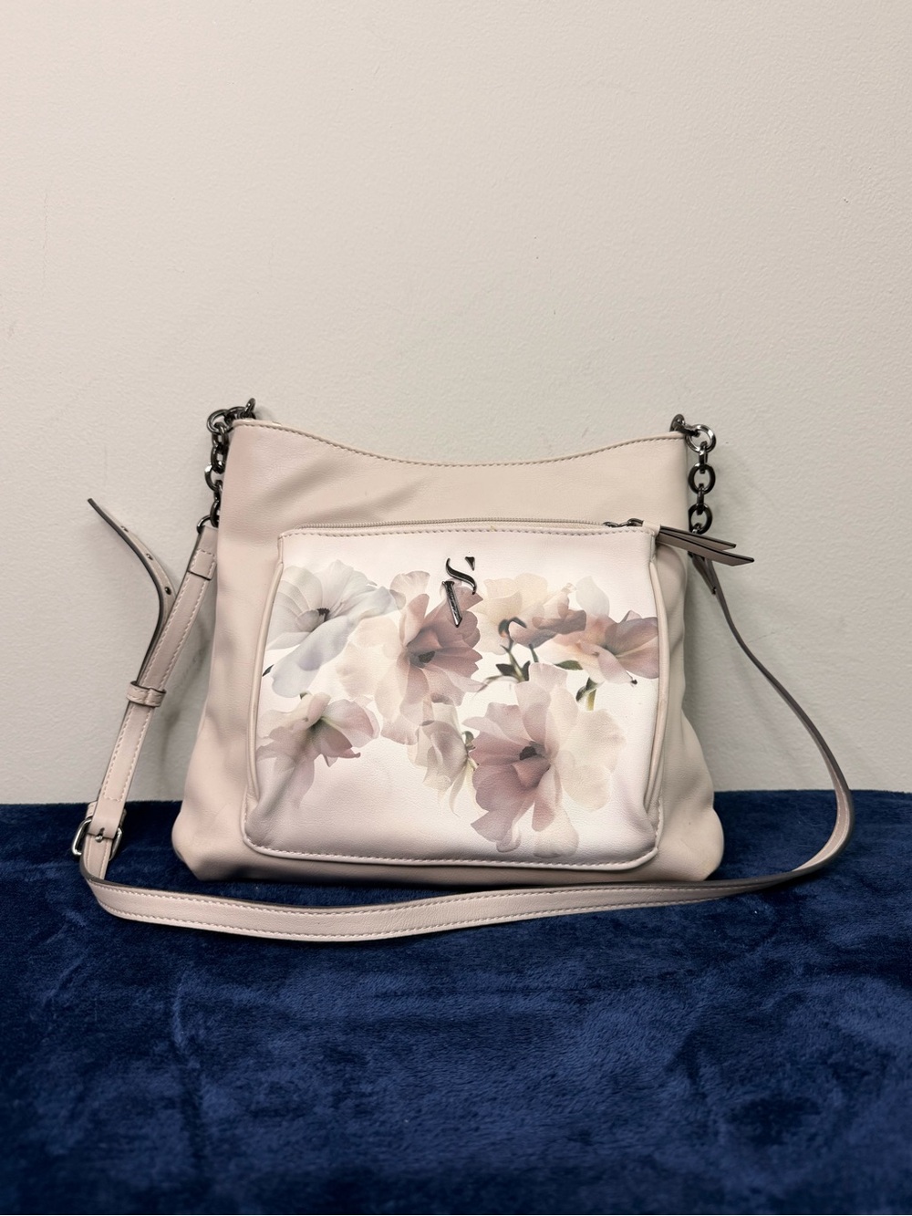 Simply Vera Vera Wang Remsen Crossbody Bag in Cream Xray Floral